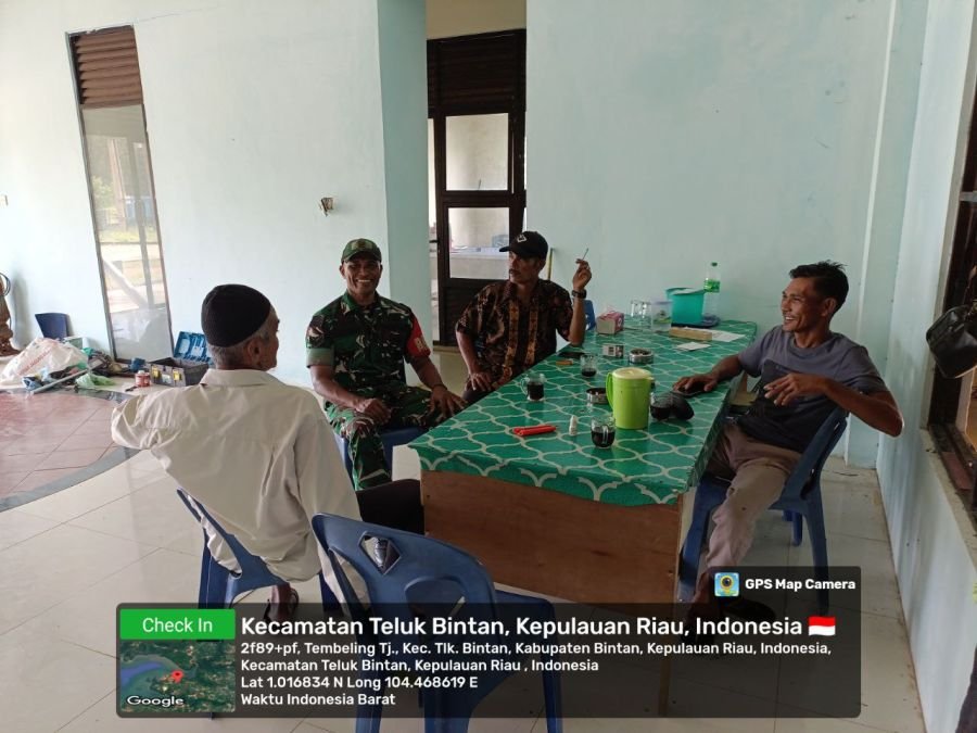 Babinsa Tembeling Tanjung Perkuat Silaturahmi Melalui Komsos Bersama Tokoh Masyarakat.