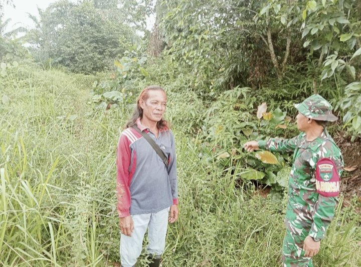 Babinsa Tenayan Raya Aktif Patroli Karhutla, Edukasi Warga Jaga Lingkungan