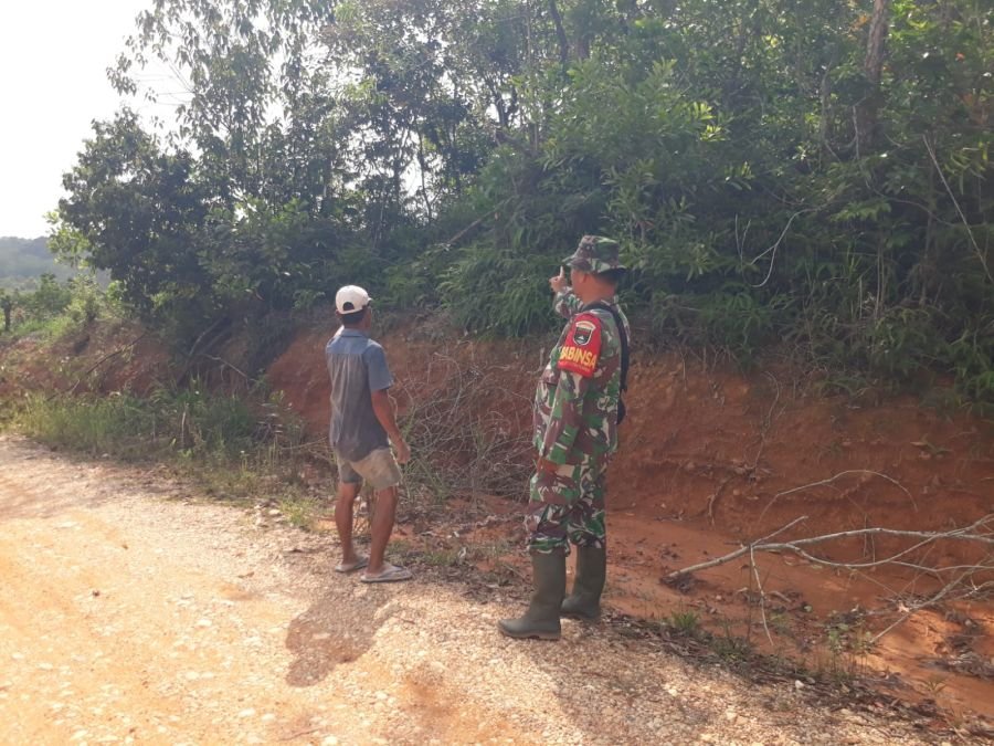 Babinsa Tenayan Raya Aktif Patroli, Ajak Warga Cegah Karhutla Sejak Dini