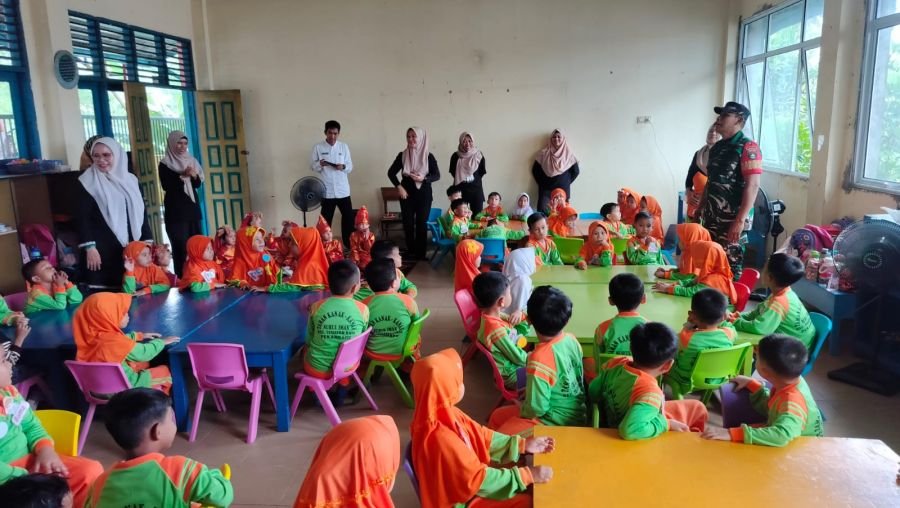 Babinsa Tenayan Raya Bangun Kedekatan dengan Guru dan Murid TK, Wujudkan Kepedulian TNI pada Pendidi