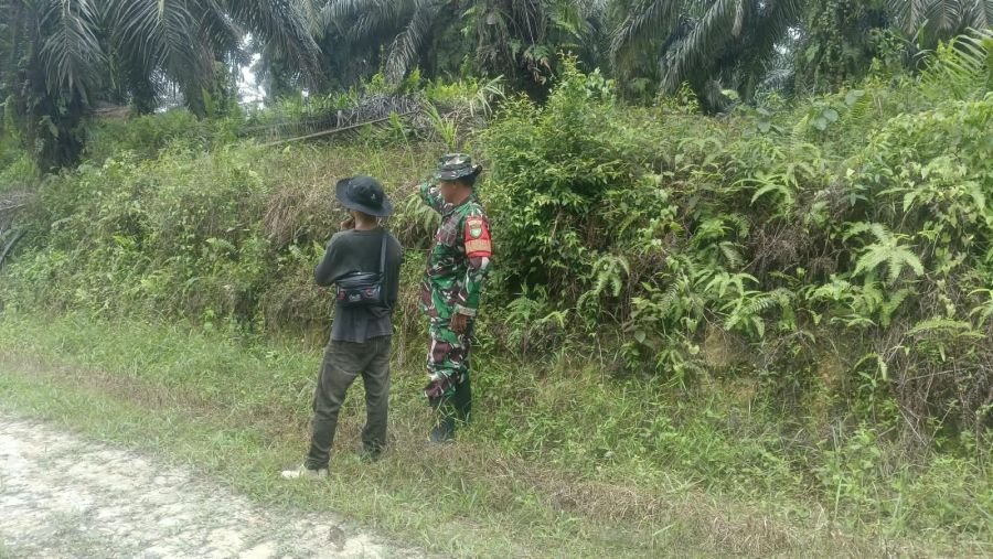 Babinsa Tenayan Raya Bersama MPA dan Warga Gencarkan Patroli Cegah Karhutla
