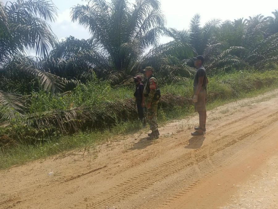 Babinsa Tenayan Raya Bersama MPA Intensifkan Patroli Cegah Karhutla, Wilayah Tetap Aman