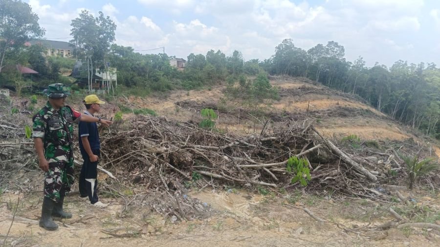 Babinsa Tenayan Raya Bersama MPA Intensifkan Patroli Cegah Karhutla