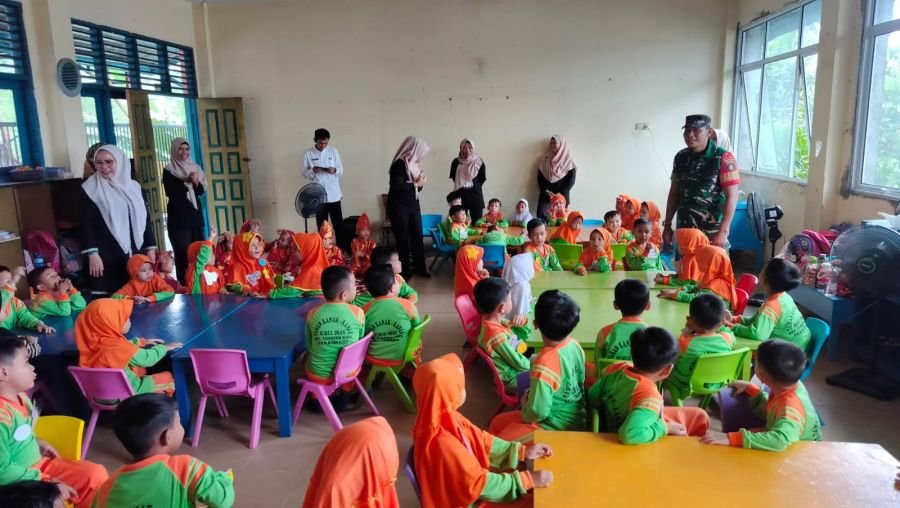 Babinsa Tenayan Raya Dekat dengan Dunia Anak, Bangun Komunikasi Bersama Guru TK