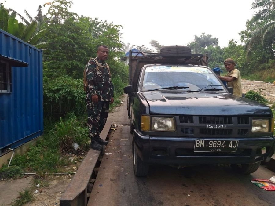 Babinsa Tenayan Raya Hadir Dukung Keamanan Transdepo, Wujud Kepedulian terhadap Lingkungan