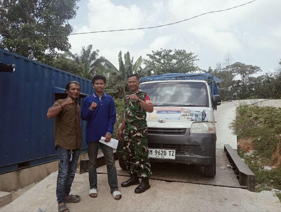 Babinsa Tenayan Raya Hadir Jaga Keamanan Transdepo, Wujud Nyata TNI Memberikan Rasa Aman bagi Masy