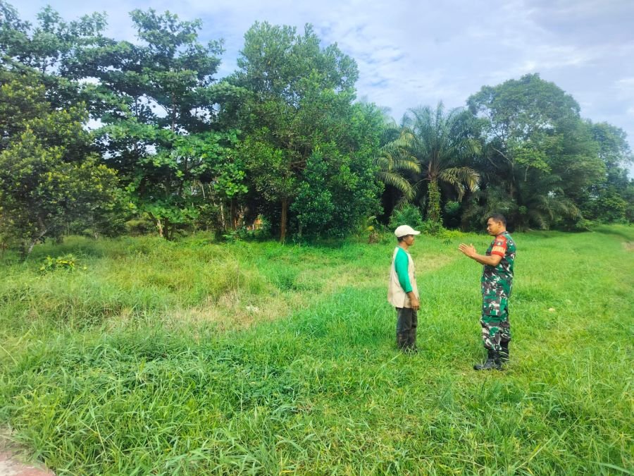 Babinsa Tenayan Raya Intensifkan Patroli dan Edukasi Pencegahan Karhutla di Sialang Sakti