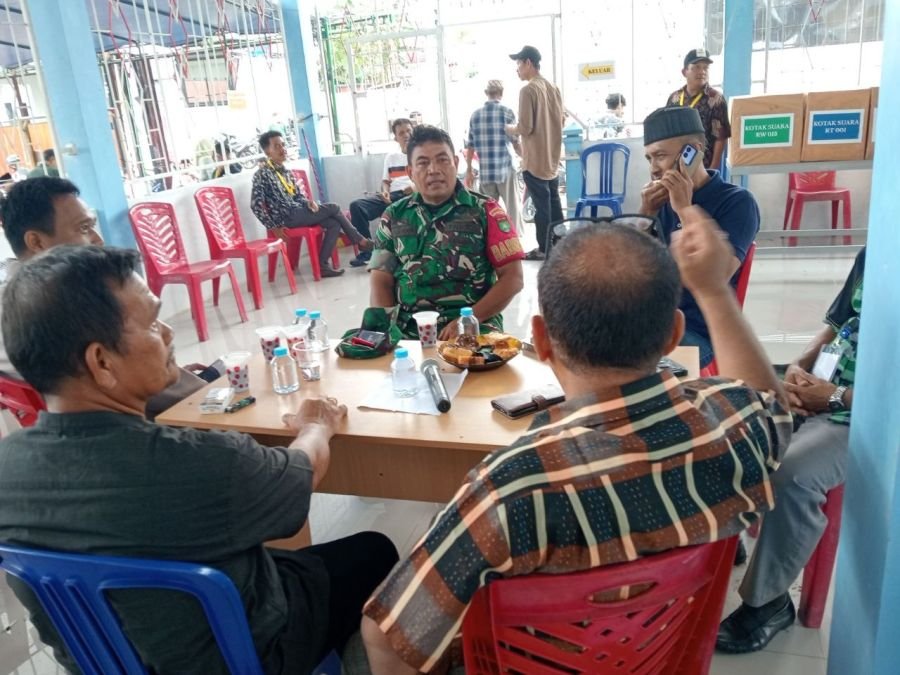 Babinsa Tenayan Raya Perkuat Kamtibmas Lewat Komsos Humanis Bersama Warga