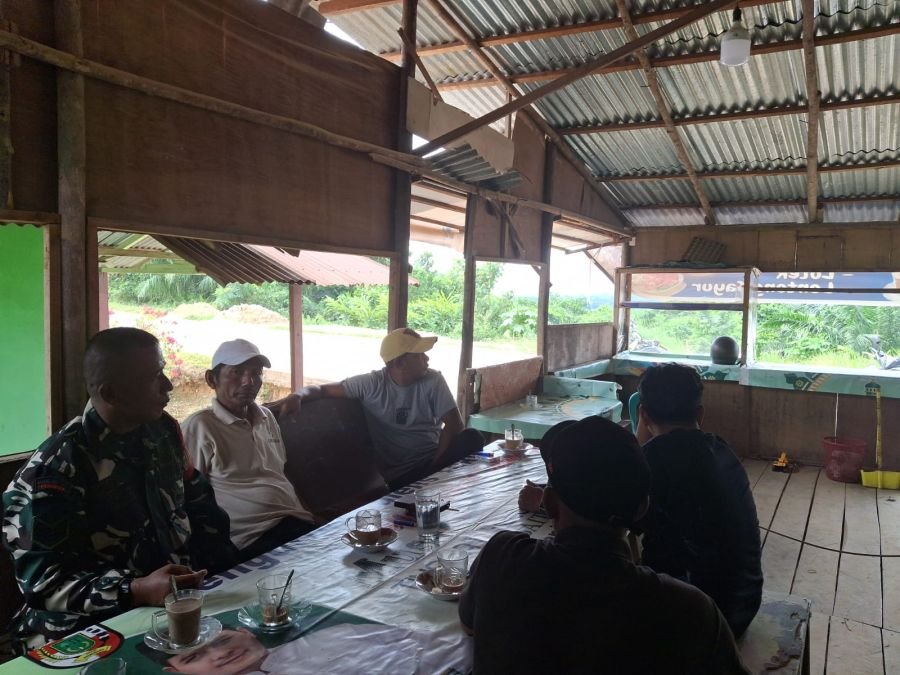 Babinsa Tenayan Raya Perkuat Kedekatan dengan Warga Lewat Ngopi Bareng dan Dialog Penuh Keakraban