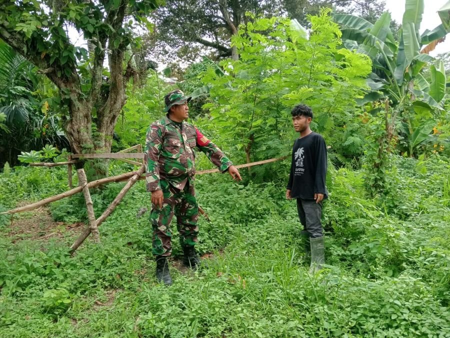 Babinsa Tenayan Raya Perkuat Patroli Karhutla