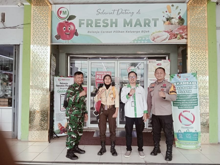 Babinsa Tenayan Raya Rangkul Pelaku Usaha, Perkuat Keamanan Fresh Mart demi Kenyamanan Masyarakat