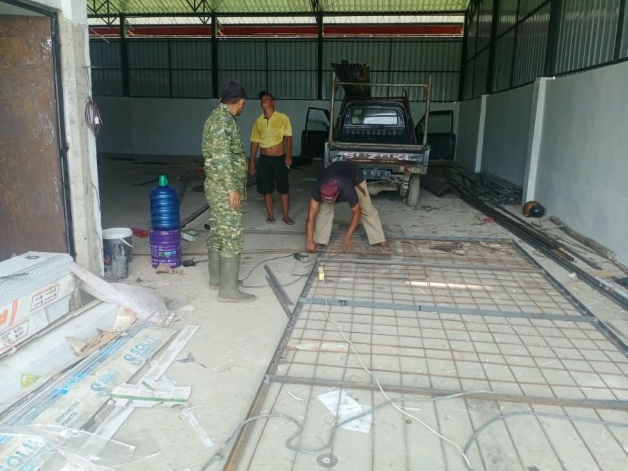 Babinsa Terus Kawal Progres Pembangunan KDKMP Desa Mekar Baru, Pekerjaan Berjalan Bertahap