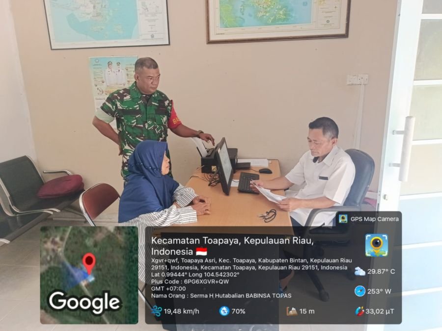 BABINSA TOAPAYA ASRI BANTU WARGA URUS ADMINISTRASI AKTA LAHIR.