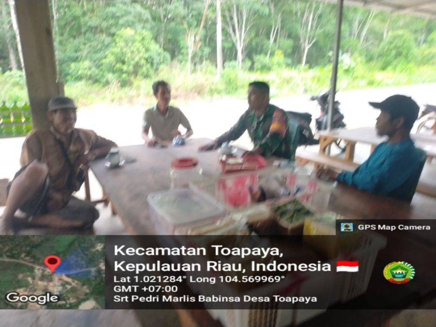 BABINSA TOAPAYA HIMBAU WARGA BERKENDARA DENGAN HATI?HATI DAN TERTIB.