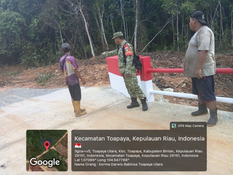 Babinsa Toapaya Utara Ajak Warga Bersama Rawat Jembatan yang Telah Dibangun.