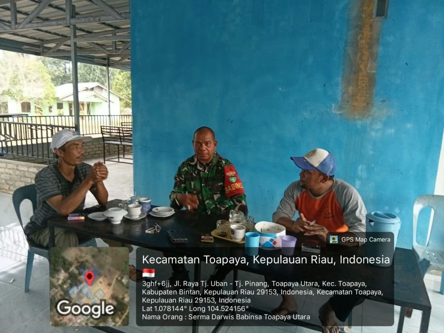 Babinsa Toapaya Utara Ajak Warga Jaga Kebersihan Lingkungan Melalui Gotong Royong