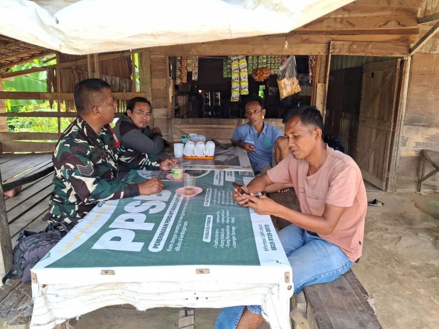 Babinsa Tuah Negeri Ngopi Bareng Warga, Pererat Silaturahmi dan Dengarkan Aspirasi Masyarakat