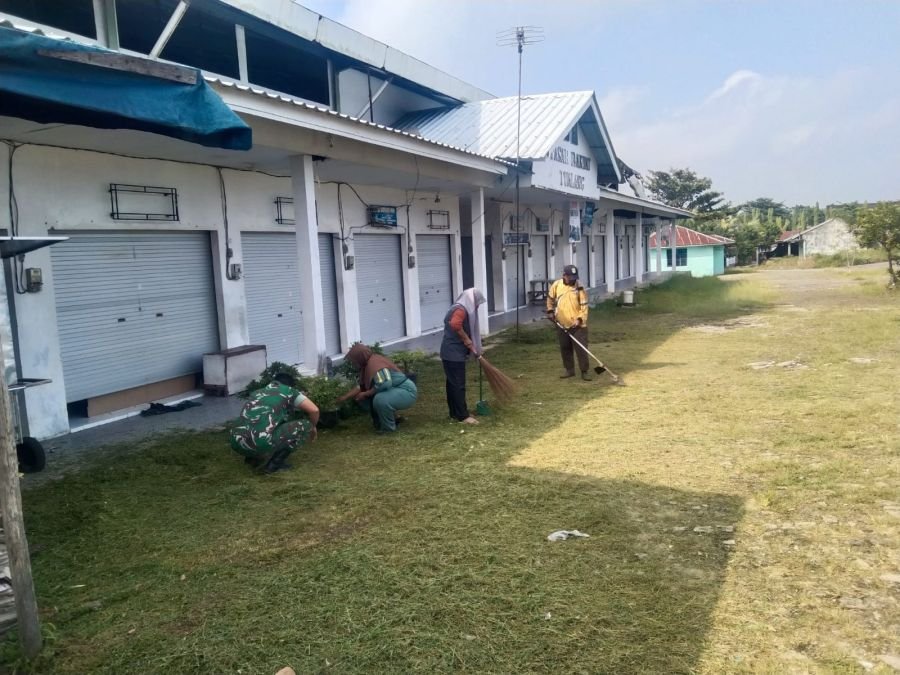 Babinsa Tualang Timur Pimpin Gotong Royong, Lingkungan Warga Makin Bersih
