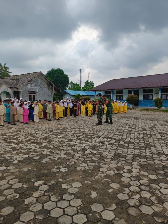 Babinsa Tumbuhkan Semangat Nasionalisme dan Wawasan Kebangsaan Melalui Latihan PBB di SD Negeri 002