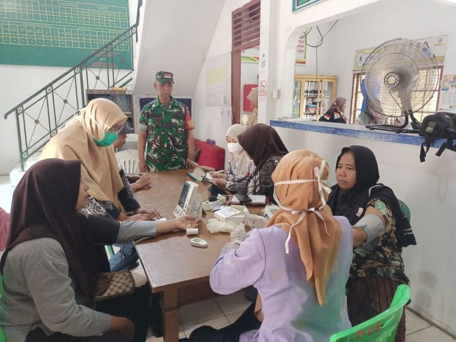 Babinsa Turun Kawal Cek Kesehatan Gratis, Warga Padang Bulan Serbu Layanan Puskesmas!