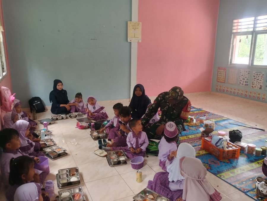Babinsa  turun langsung dalam pematauan MBG di wilayah binaan