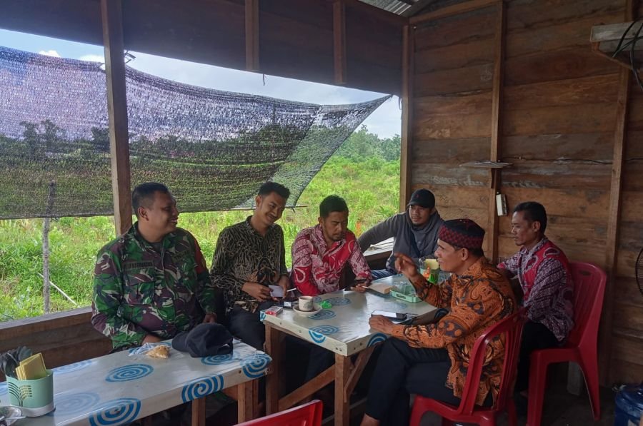 Babinsa Turun Langsung ke Desa, Warga Tanjung Samak Diajak Jaga Keamanan hingga Bela Negara