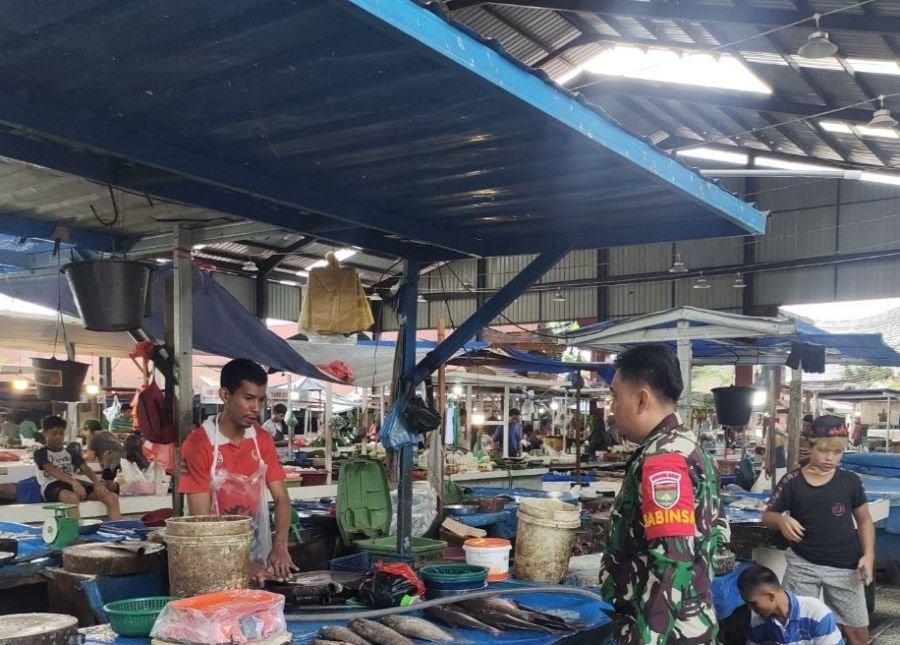 Babinsa Turun Langsung ke Pasar Palapa, Pedagang Disapa, Keamanan Wilayah Makin Terjaga!