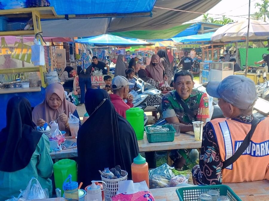 Babinsa Turun Langsung, Pantau Aktivitas Warga di Pasar Singingi