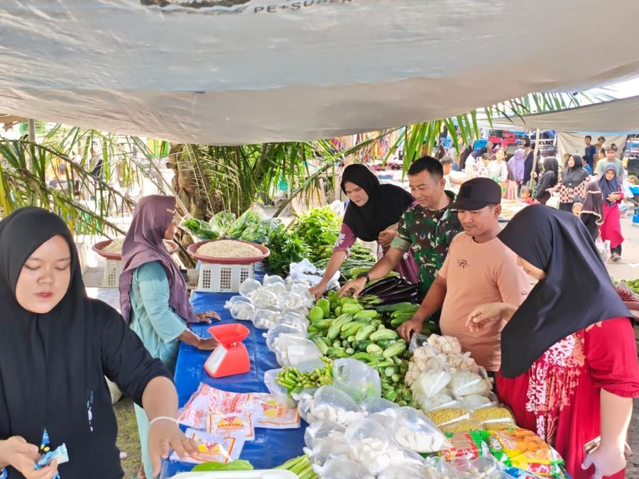 Babinsa Turun Langsung Pantau Harga Sayur di Pasar Balam Merah