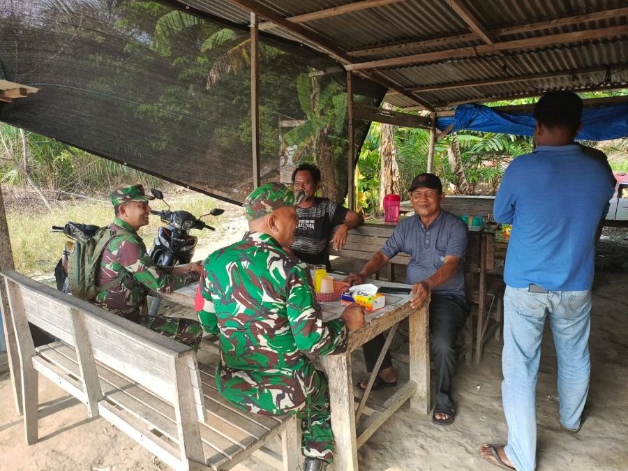 Babinsa Turun Langsung, Warga Diajak Aktif Rawat Lingkungan