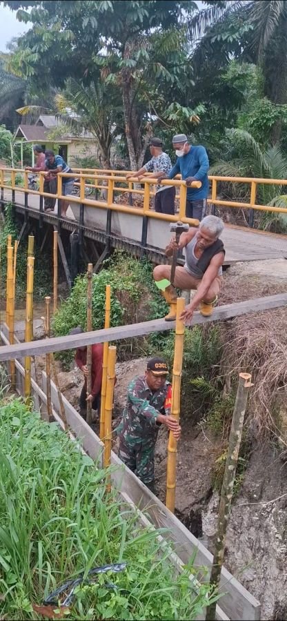Babinsa Turun Tangan, Perbaiki Jembatan Longsor di Air Emas
