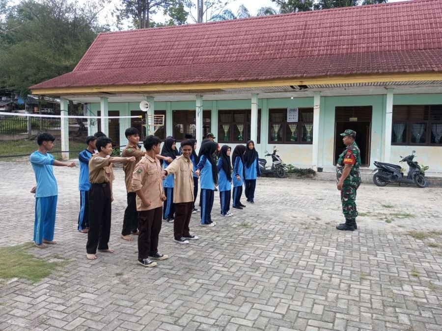 Babinsa Turun Tangan, Siswa MTs Dilatih Disiplin dan Kekompakan