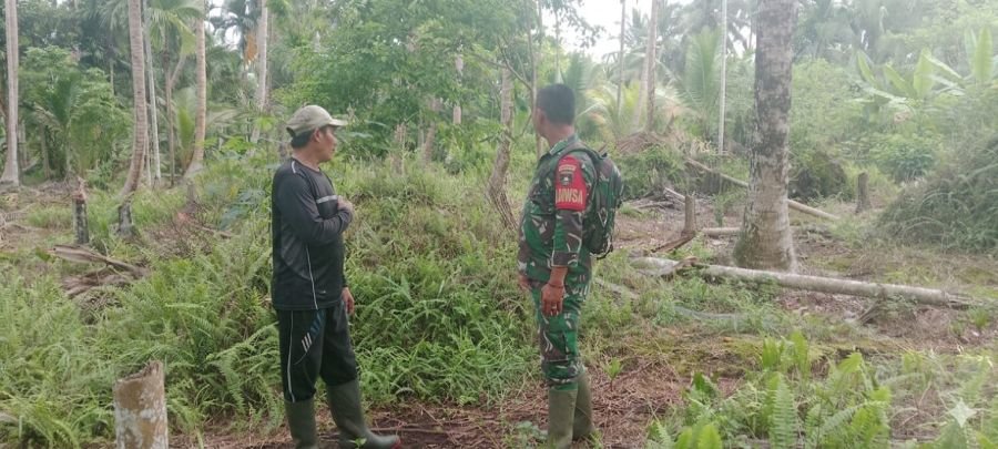 Babinsa Umar Suganda Pimpin Patroli, Warga Diingatkan Bahaya Karhutla