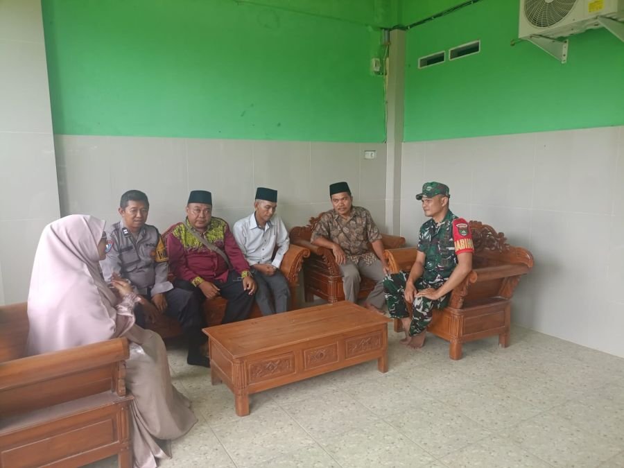 Babinsa Umban Sari Jalin Komsos dengan Pengurus Ponpes, Dorong Kedisiplinan dan Kebersihan Santri