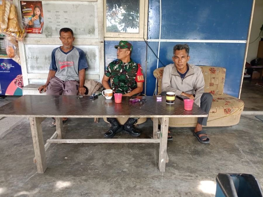 Babinsa Umban Sari Pererat Kebersamaan Warga Lewat Komsos, Ajak Jaga Lingkungan Tetap Aman dan Harmo