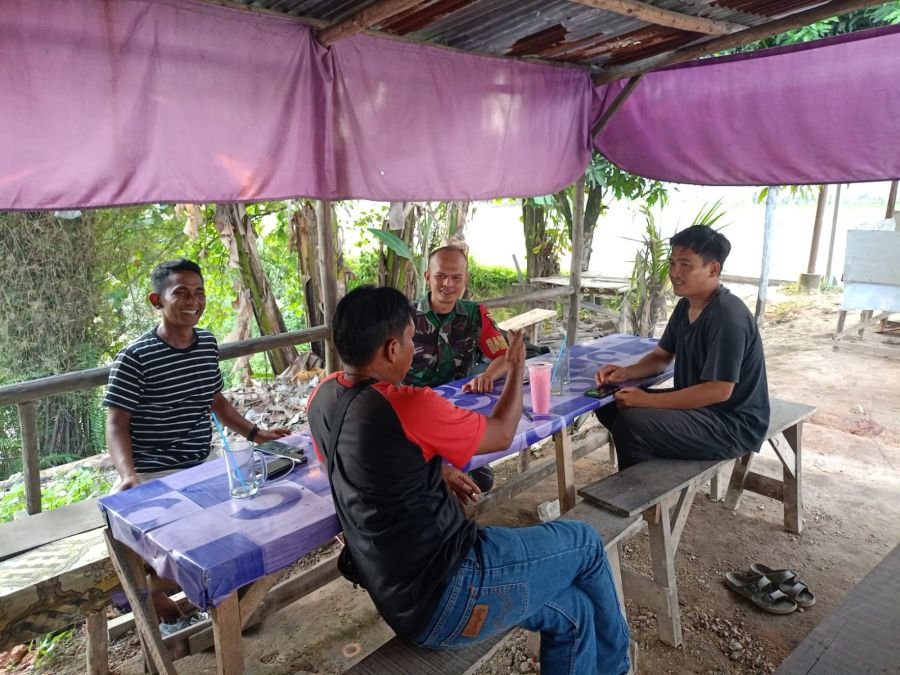 Babinsa Umban Sari Pererat Silaturahmi dan Jaga Kekompakan Warga Lewat Komsos