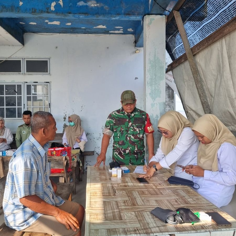 Babinsa Ungar Kawal Pengobatan Gratis untuk Warga Pelabuhan Alai
