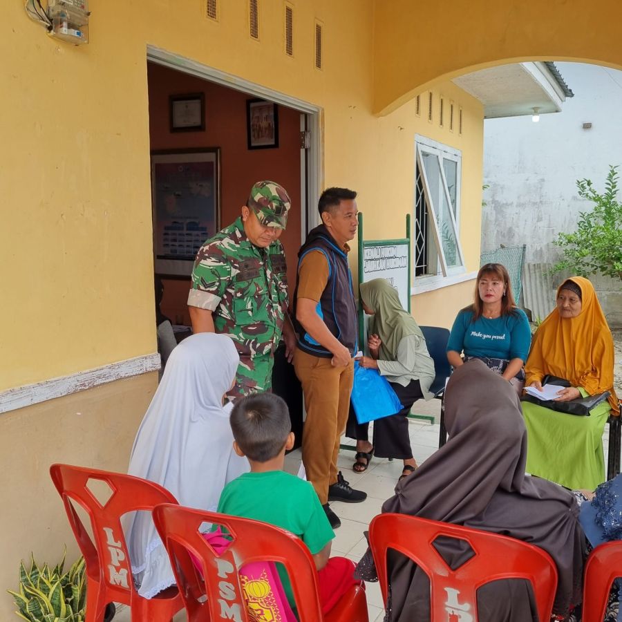 Babinsa Ungar Kawal Penyaluran Sembako, Pastikan Bantuan Tepat Sasaran