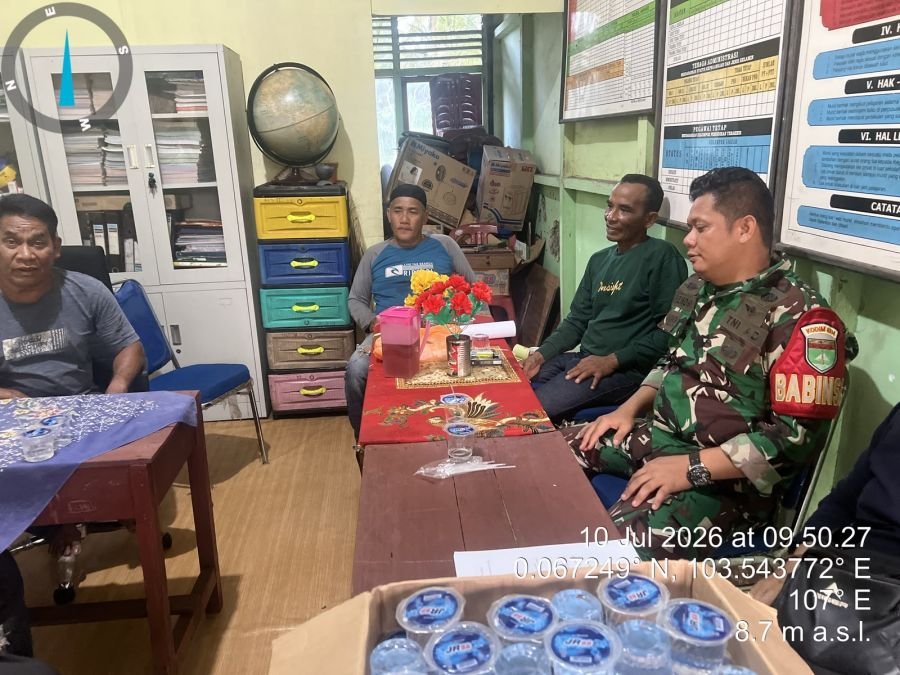 BabinsaBabinsa Koramil 08/Mdh melaksanakan kegiatan Komsos bersama komponen pendukung ( Komduk ) 