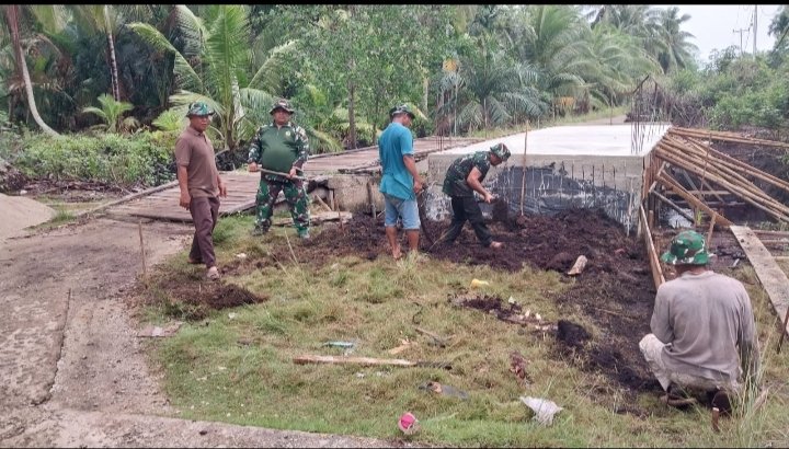 Bahu-Membahu, Babinsa Koramil 02/Tebing Tinggi dan Warga Gesit Bangun Oprit Jembatan Garuda