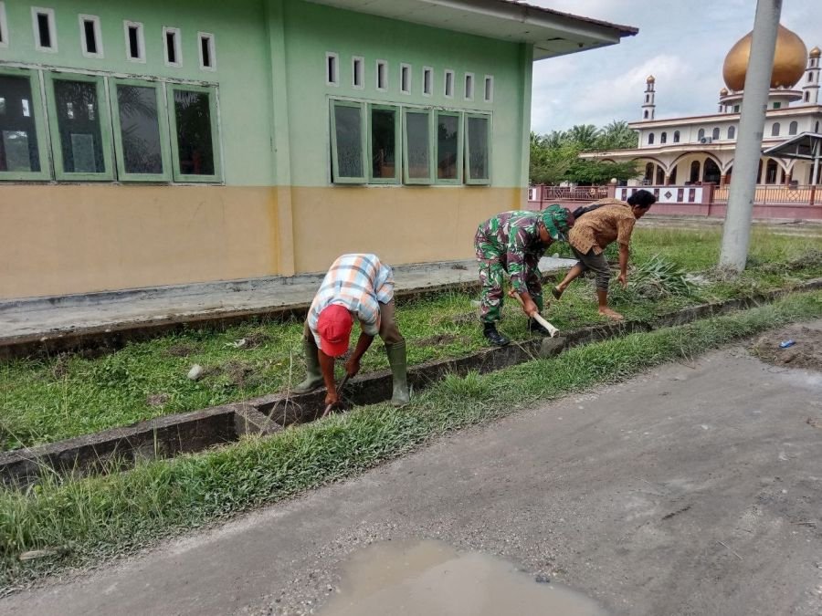 Bahu-Membahu Bersihkan Lingkungan, Babinsa Koramil 04/Pasir Penyu Laksanakan Serbuan Teritorial di D
