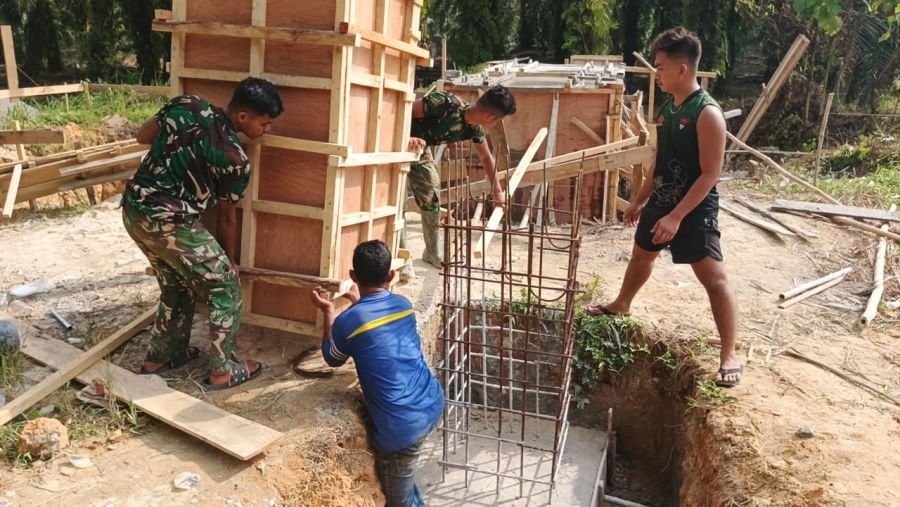 Bahu-Membahu Cor Pondasi, Jembatan Perintis Garuda Keritang Hulu Semakin Berprogress