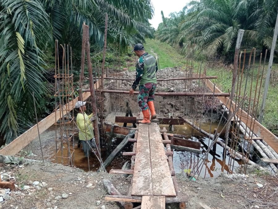 Bahu-Membahu, Serka Agus Trio Bersama Warga Pekaitan Bangun Jembatan Garuda