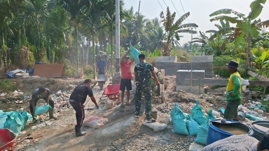 Bahu Membahu, TNI dan Warga Kebut Pembangunan Jembatan di Lintas Enok