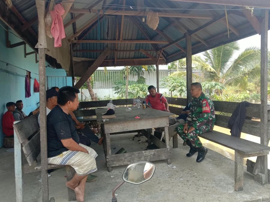 Bakar Sampah Bisa Picu Karhutla, Babinsa 01/Tembilahan Serma Nuryadi Ingatkan Warga