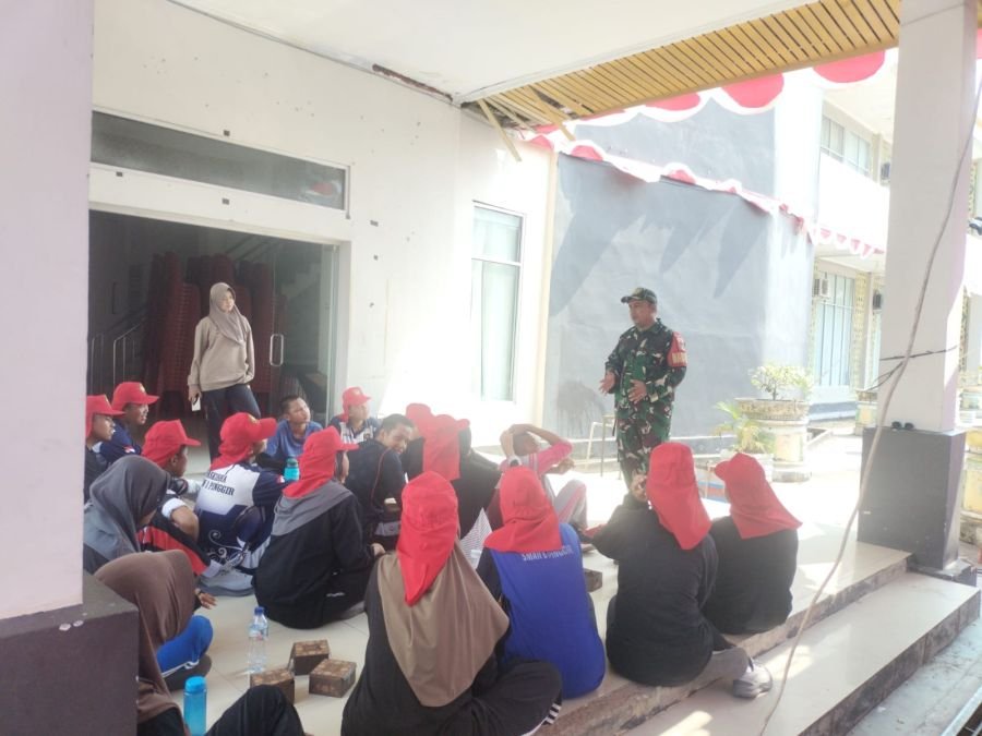 Bangkitkan Semangat dan Jiwa Korsa, Sertu A.T Silaban Beri Motivasi Paskibra Kecamatan Pinggir