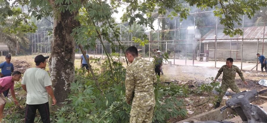 Bangkitkan Semangat Pemuda, Yonif TP 850/SC Gelar Gotong Royong di Peranap