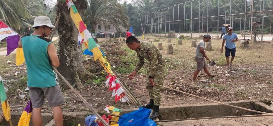 Bangkitkan Semangat Pemuda, Yonif TP 850/SC Gelar Gotong Royong di Peranap