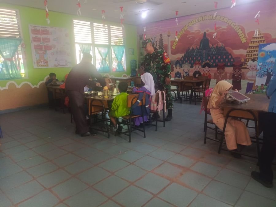 Bangun Generasi Unggul, Babinsa Koramil 06/Sukajadi Dukung Program Gizi Anak Sekolah
