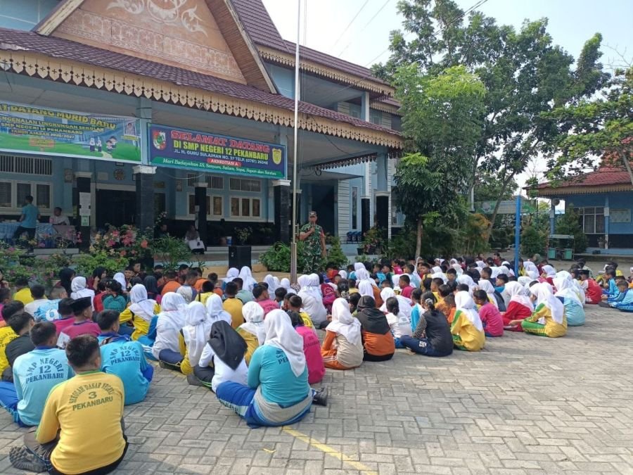 Bangun Karakter Pelajar Sejak Dini, Babinsa Latih PBB dan Wawasan Kebangsaan di SMPN 12